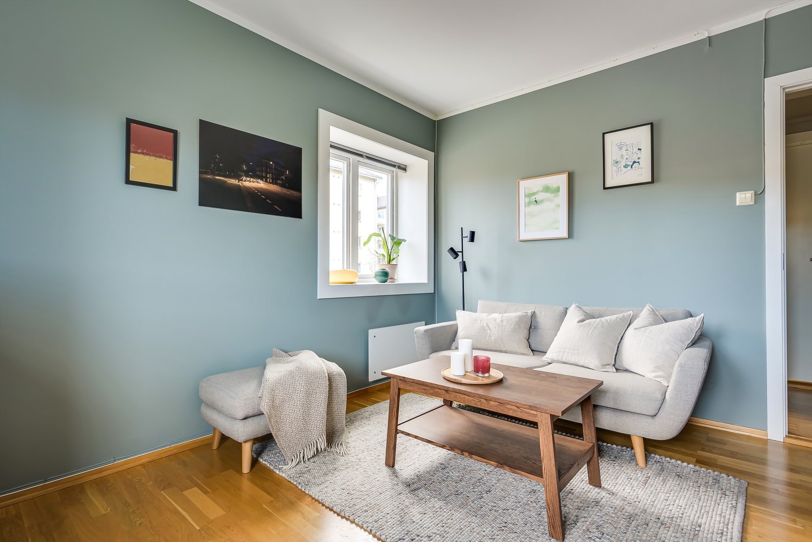 Boligens hjørneplassering og de store vinduene er med på å skape en meget lys og luftig atmosfære. Galleribilde