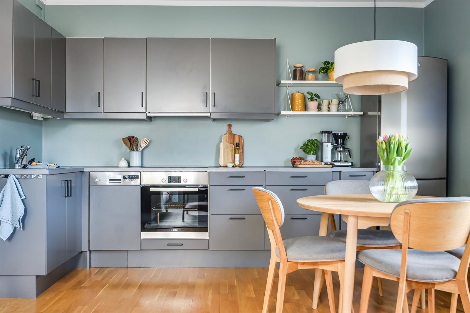 Kjøkkenet er godt utnyttet med rikelig skap- og benkeplass, for både matlagning og oppbevaring. Galleribilde