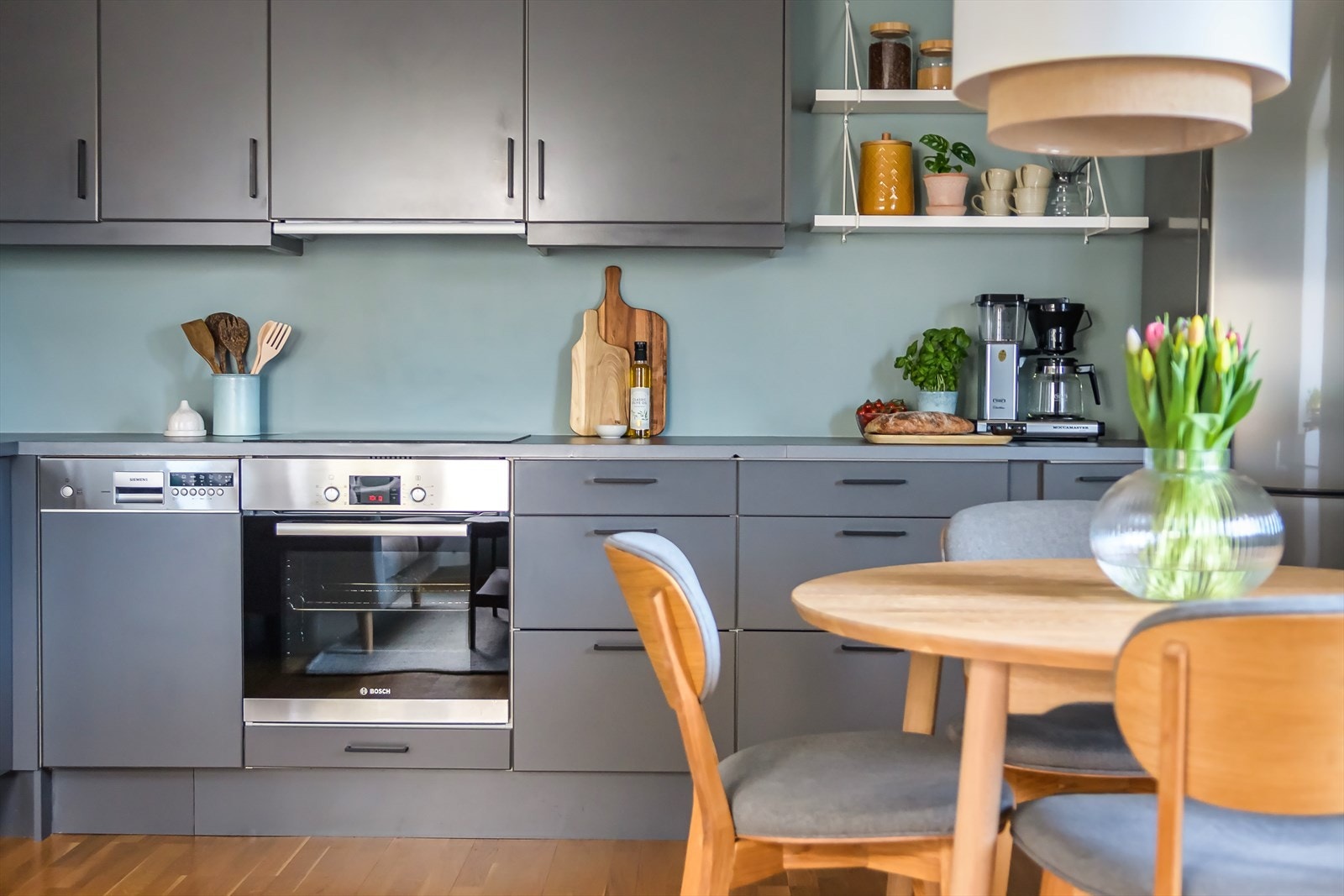 Det er installert integrert komfyr, platetopp og oppvaskmaskin. Frittstående kjøleskap medfølger. Galleribilde