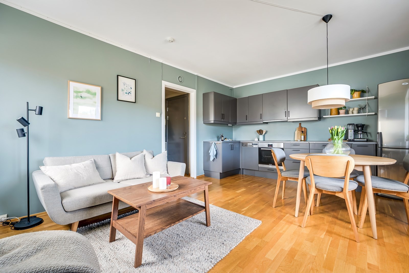 Stuen har en god arealutnyttelse som har plass for sofagruppe, spisebord og annet møblement. Galleribilde