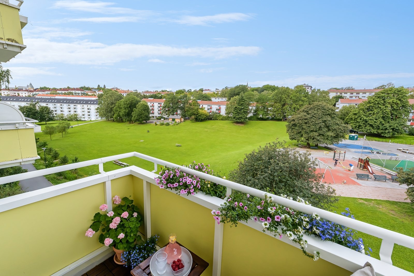 Balkongen vender mot nordvest og byr på gode solforhold fra ca. 15:30 - 20:30 på sommerstid. Galleribilde