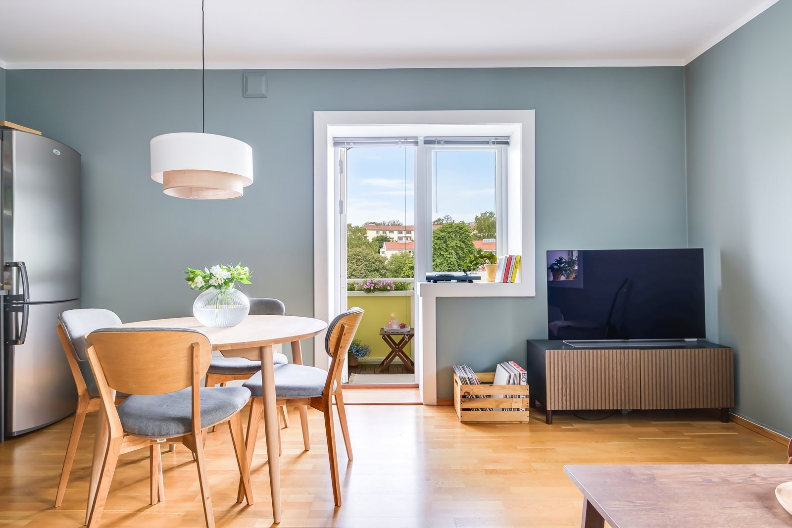 Hele leiligheten er malt i delikate fargevalg, som gjør det enkelt å sette ditt eget preg på leiligheten med møblering. Galleribilde