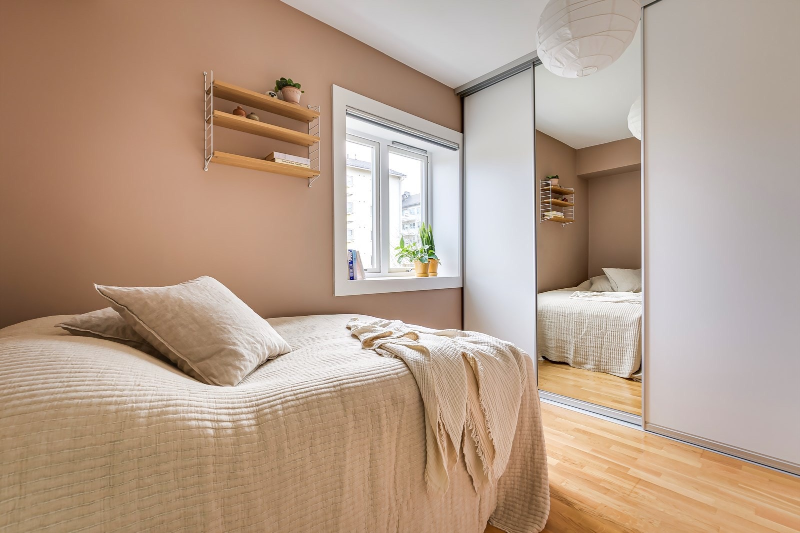 Soverommet har en stor skyvedørsgarderobe som gir godt med oppbevaringsplass til klær og andre eiendeler. Galleribilde