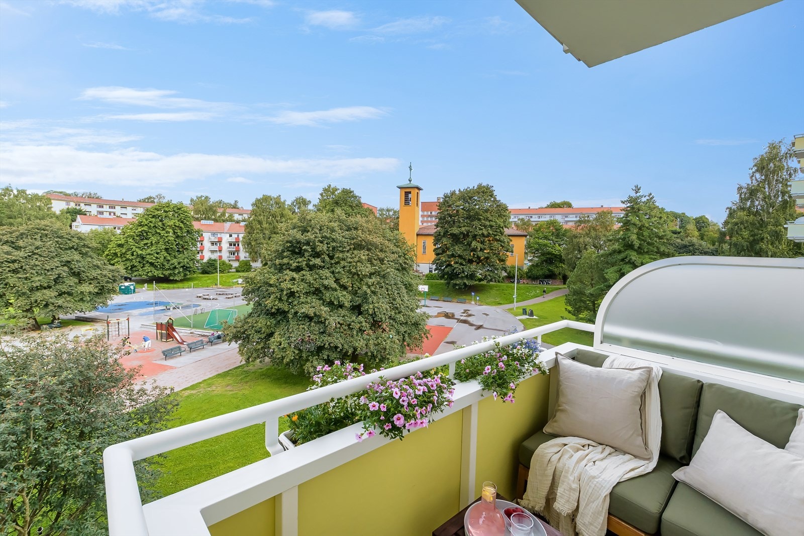 En herlig balkong som ligger helt usjenert til, med en fantastisk utsikt over parken Galleribilde