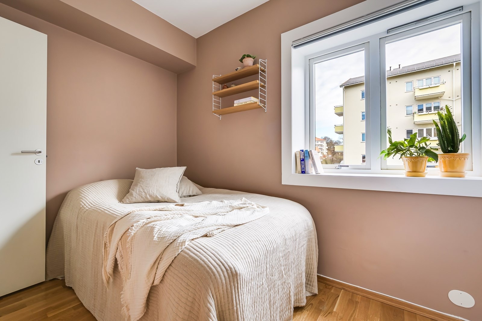 Rommet er av god størrelse og har plass for dobbeltseng. Galleribilde