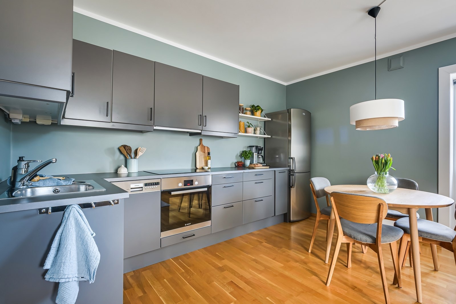 Leiligheten har et moderne kjøkken fra 2006 som ligger i åpen, sosial løsning mot stuen. Galleribilde