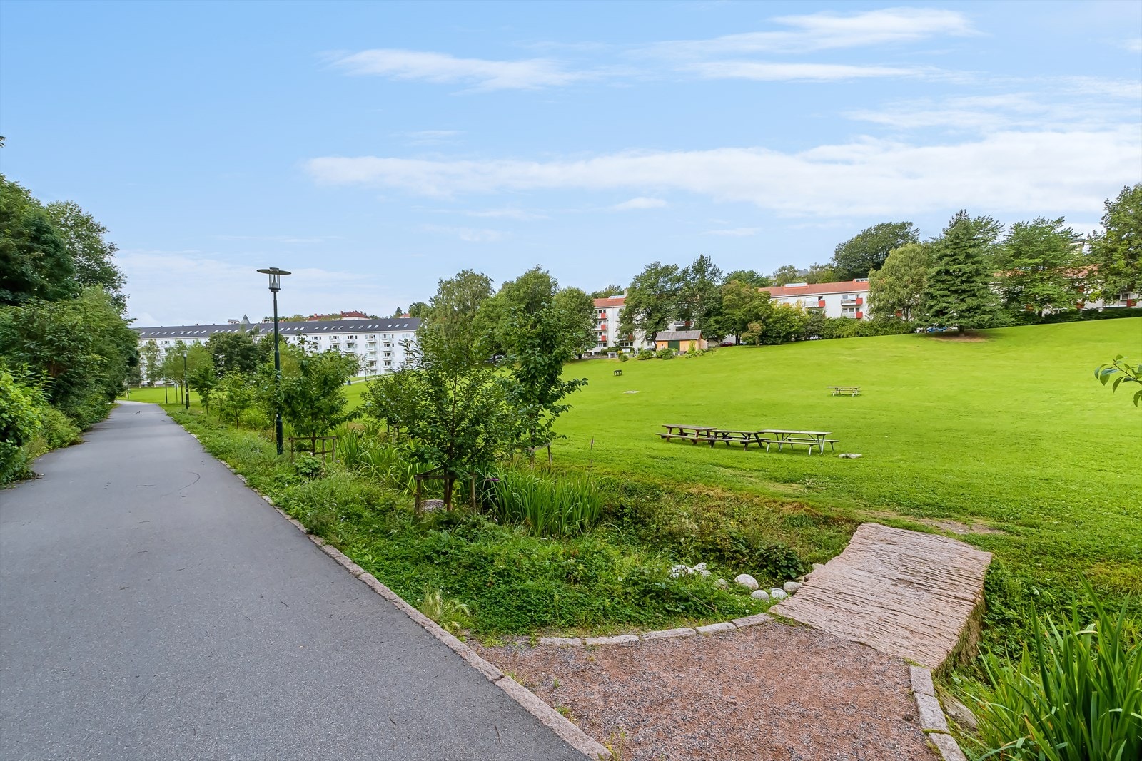 Parken er en grønn lunge med flotte grøntområder, sittegrupper og lekeplass. Galleribilde