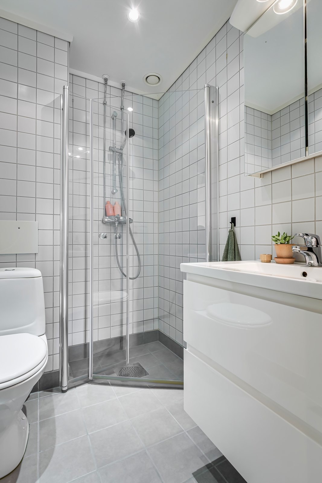 Pent og moderne bad totalrenovert av borettslaget i 2006. Galleribilde