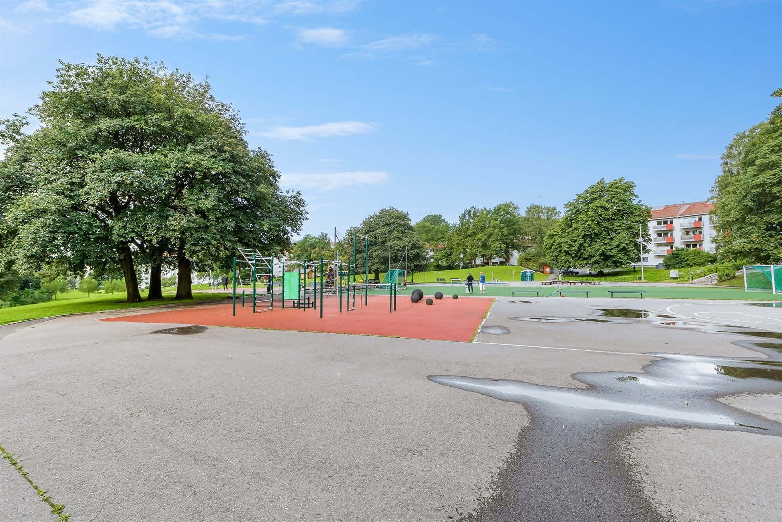 Stor lekeplass og tuftepark - for både store og små! Galleribilde