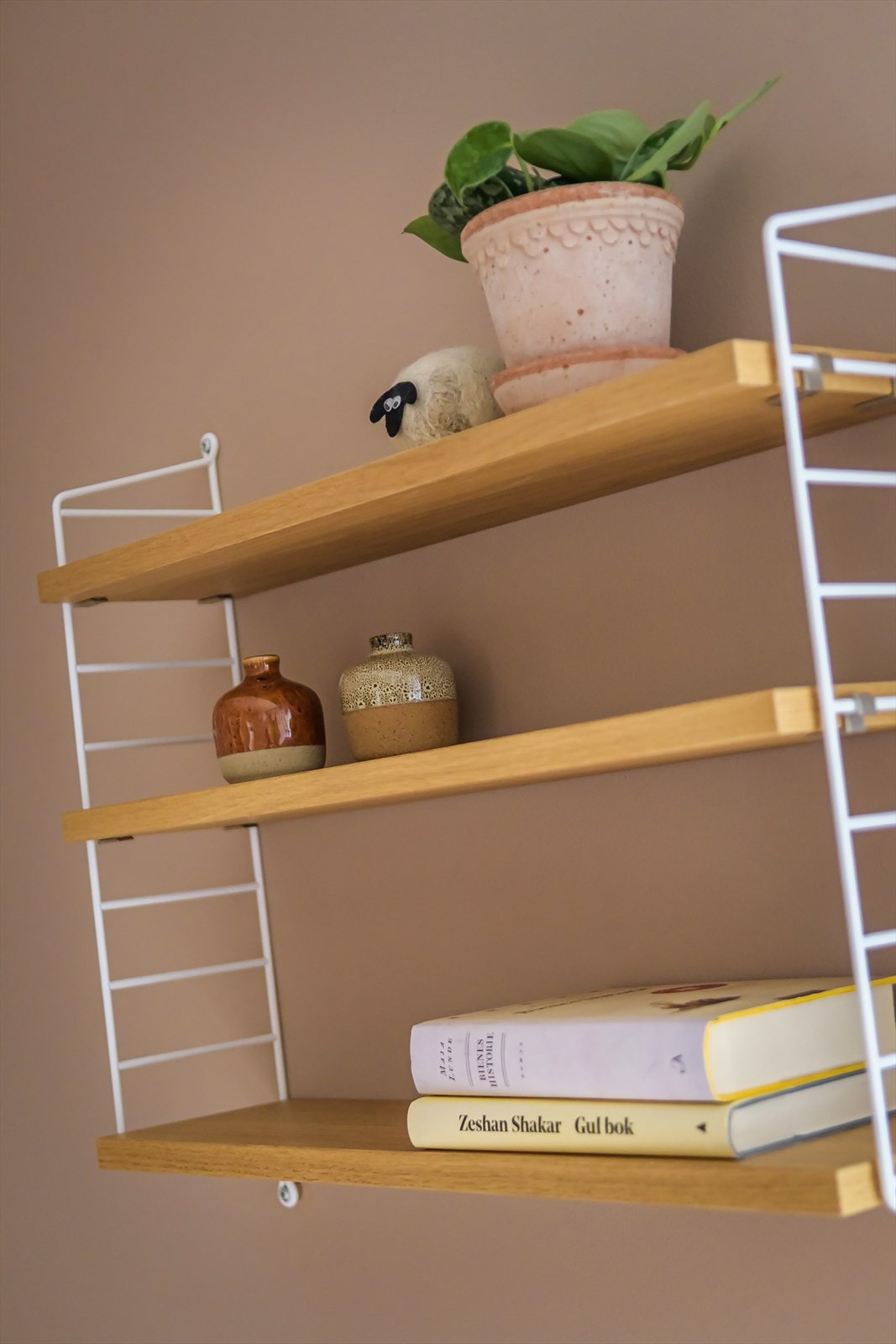 Overflatene er malt i en lun farge, som gir en god atmosfære til rommet. Galleribilde