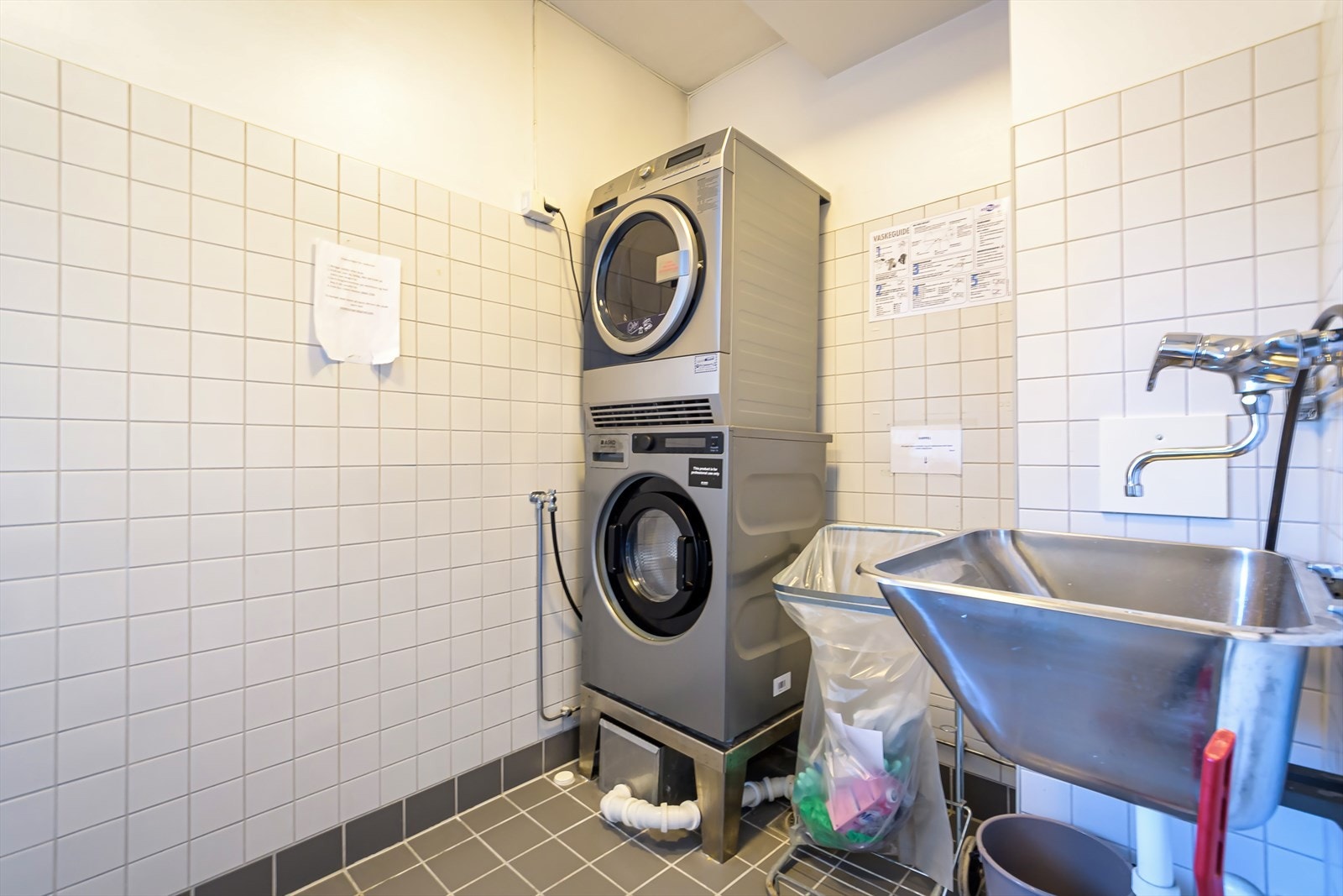 Det er fellesvaskeri i hver etasje som kan benyttes av beboerne Galleribilde