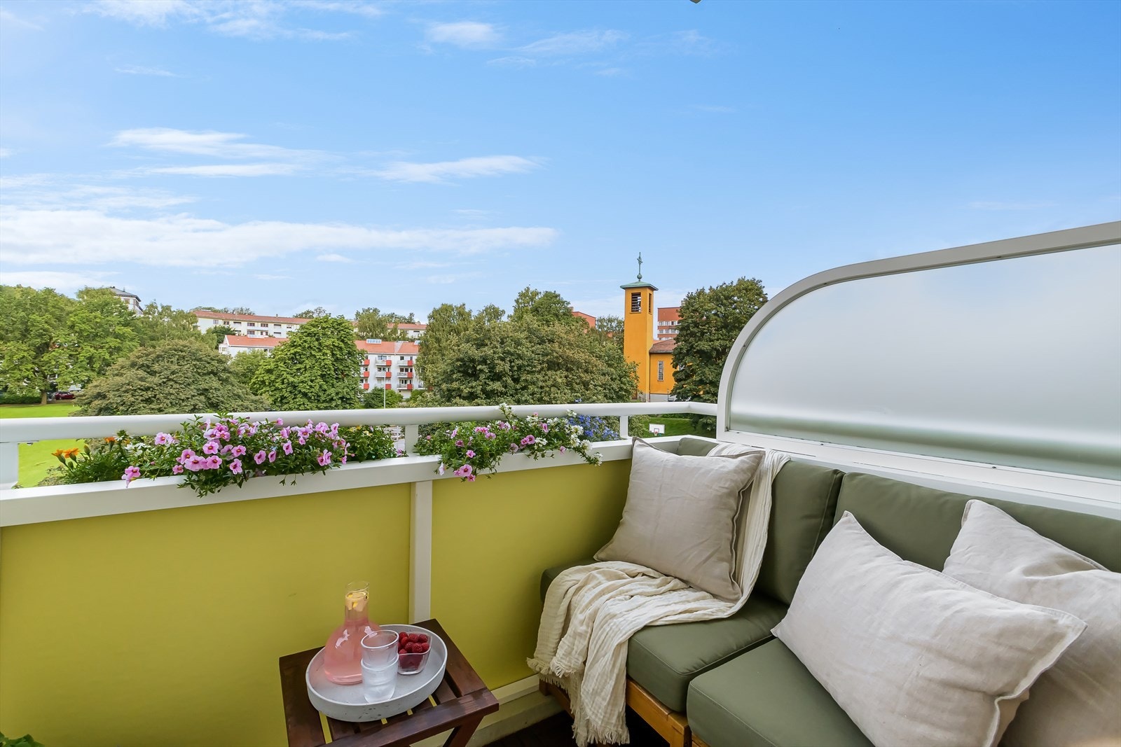 Balkongen er på 3 kvm med plass for liten sittegruppe, grill og beplantning. Galleribilde