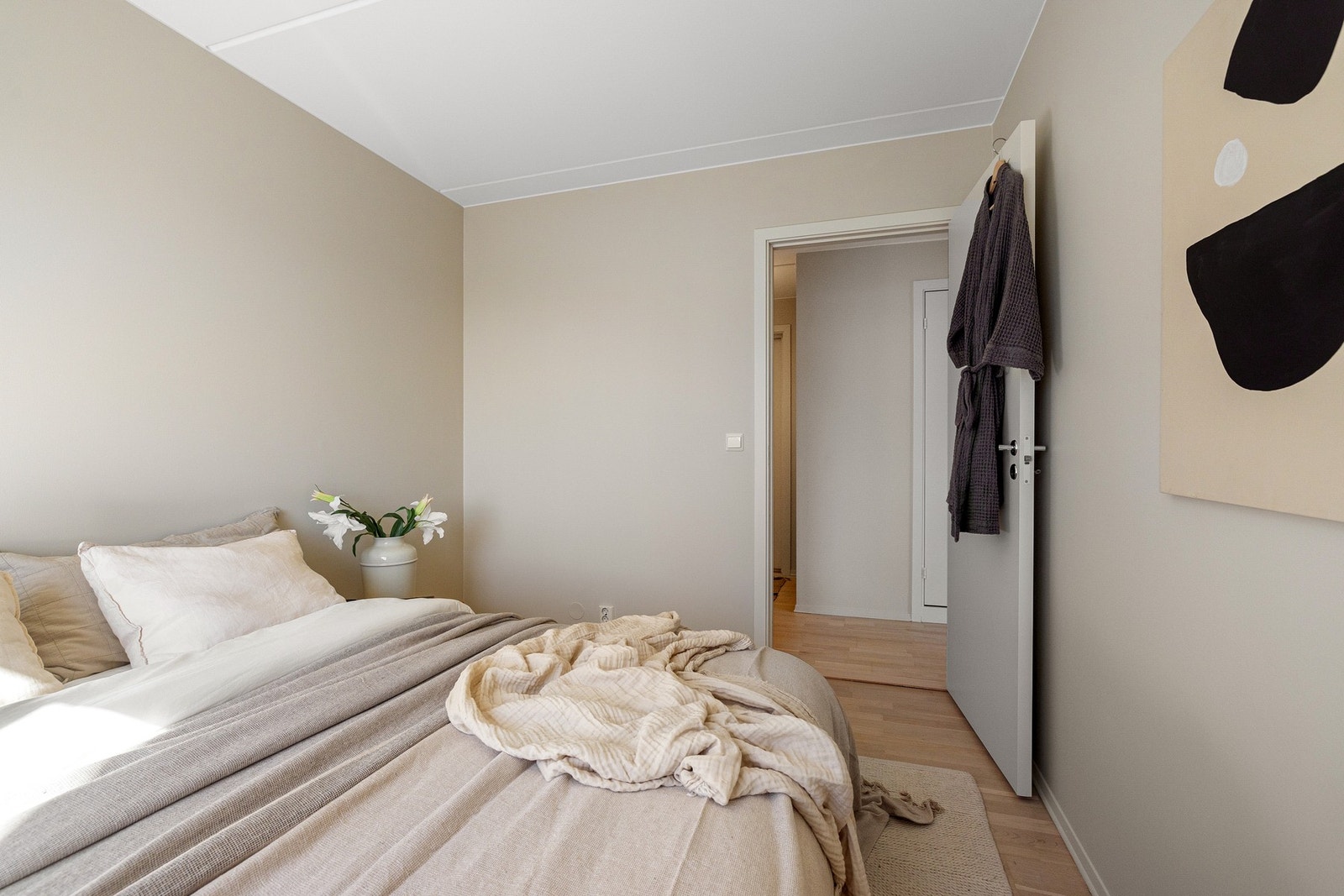 I 2025 ble parkettgulvet i hele leiligheten slipt og etterbehandlet. Samtidig ble alle vegger malt i en lun og harmonisk nyanse. Galleribilde