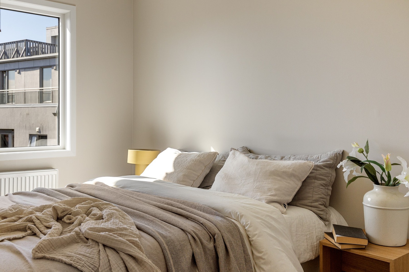 Soverommet byr på svært gode møbleringsmuligheter, med plass til dobbeltseng, nattbord og ønsket garderobeløsning. Galleribilde