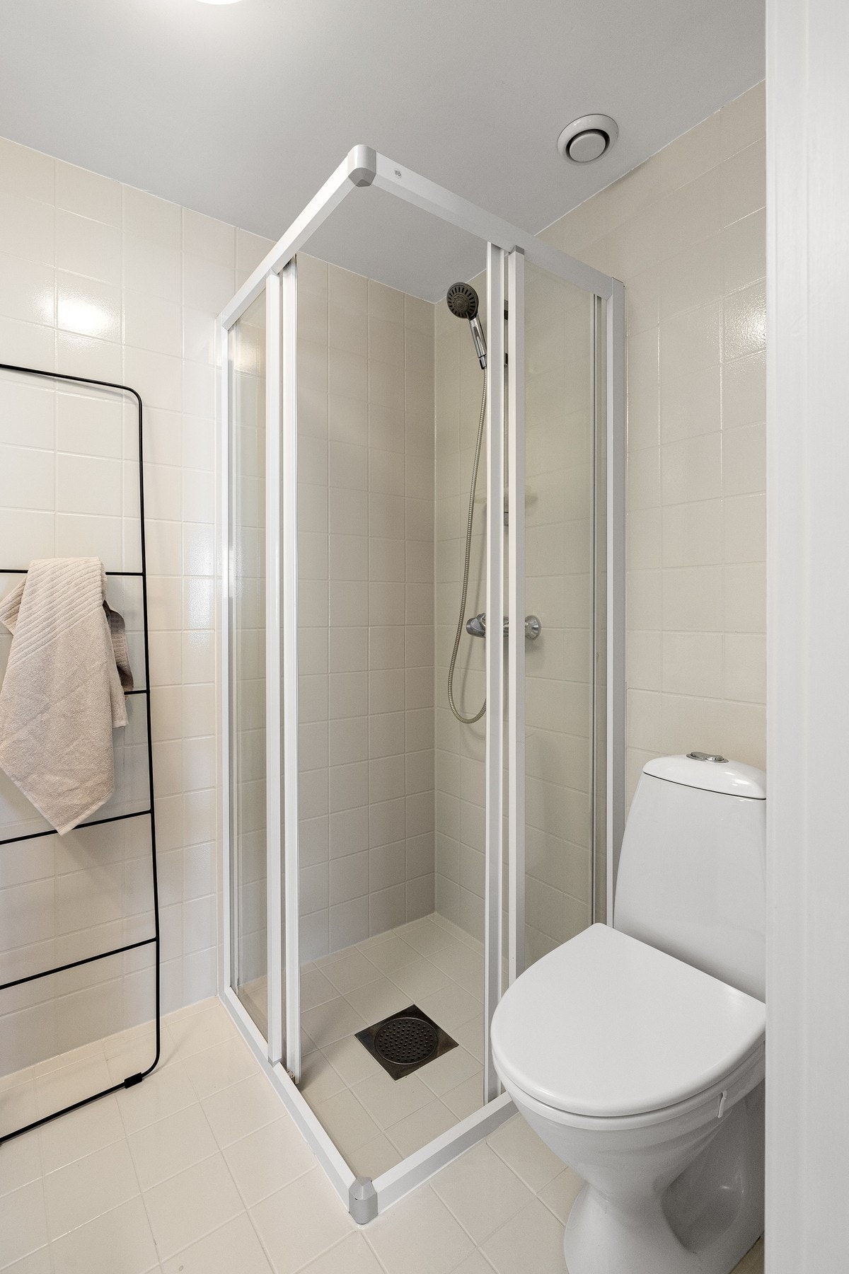 Det er både gulvvarme og opplegg for vaskemaskinen på badet. Galleribilde