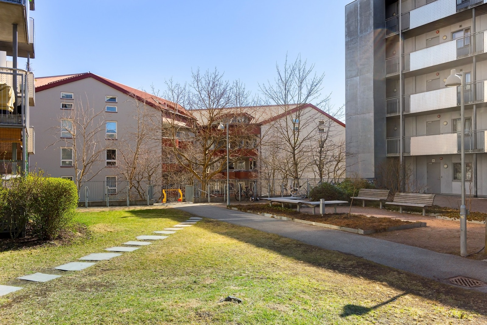 Her finner du lekestativer for de minste og sittebenker for de eldre. Galleribilde