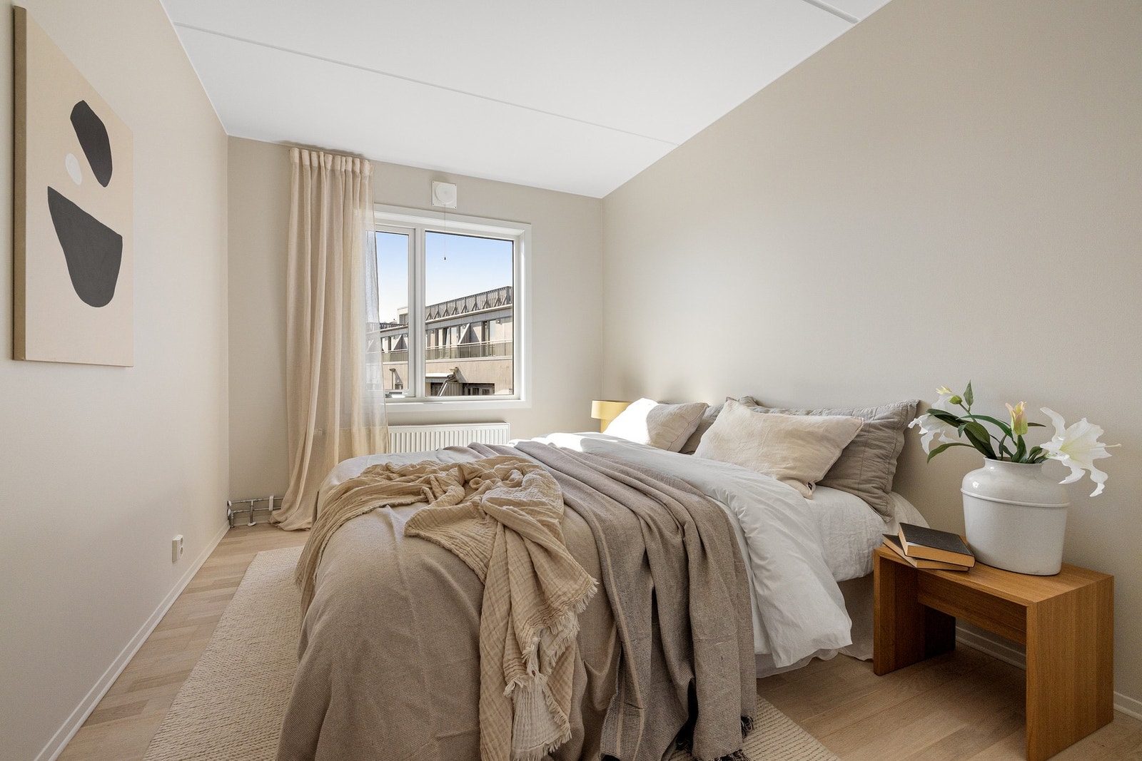 Stort og innbydende soverom med stort vindu vendt mot sør og rolig bakgård. Galleribilde