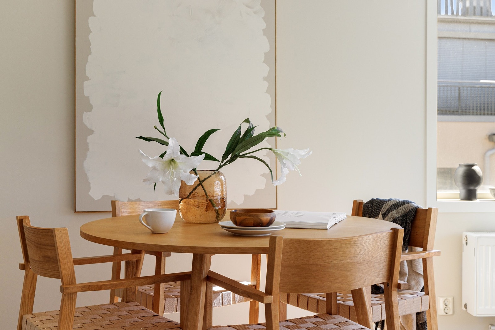 Spisebordet får sin naturlige plass i tilknytning til kjøkkenet, med god plass til et stort bord hvor venner og familie kan samles til hyggelige middager og lange, sosiale kvelder. Galleribilde