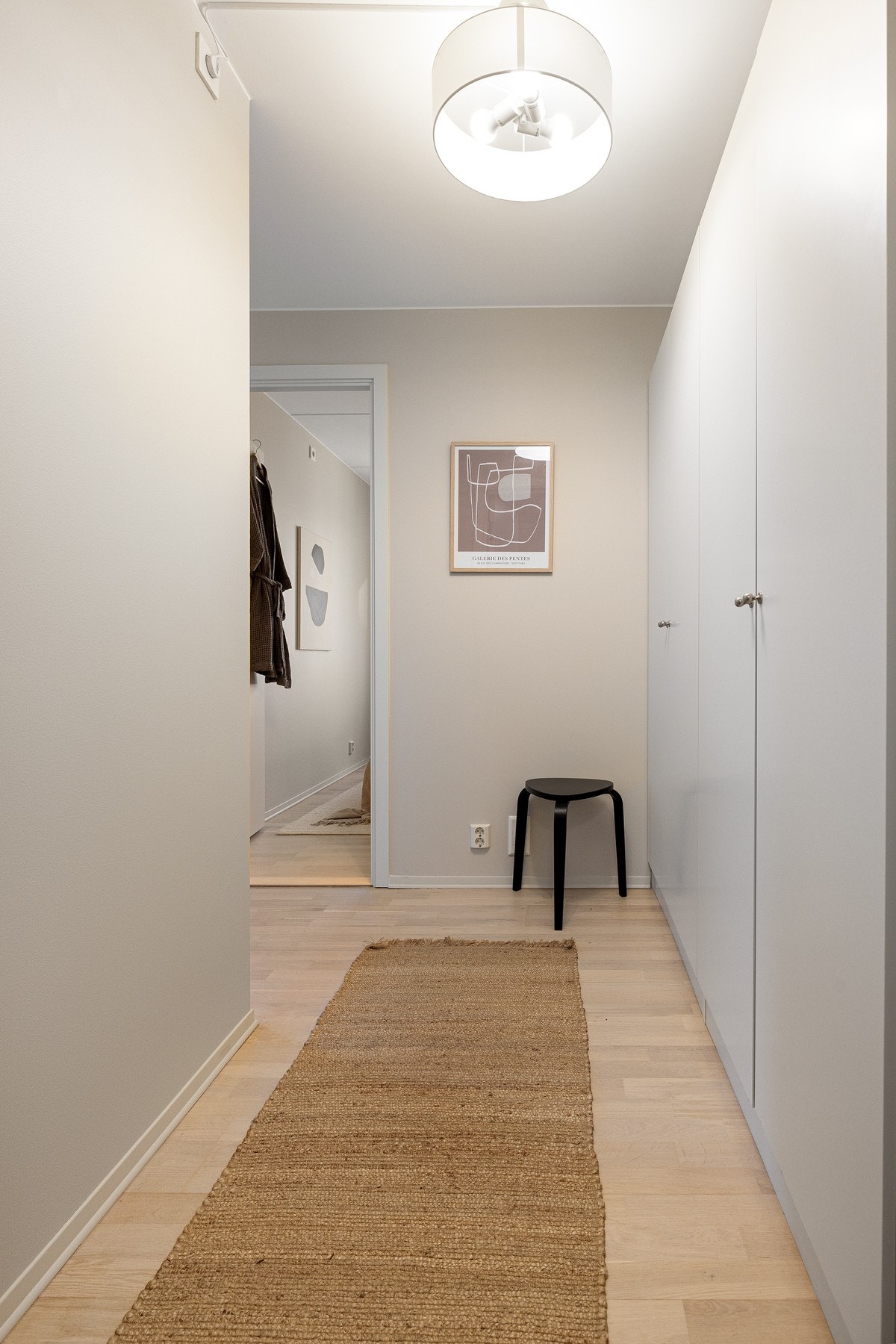 Romslig garderobeløsning som sørger for god oppbevaringsplass til yttertøy og sko, og bidrar til en ryddig og funksjonell velkomstsone. Galleribilde