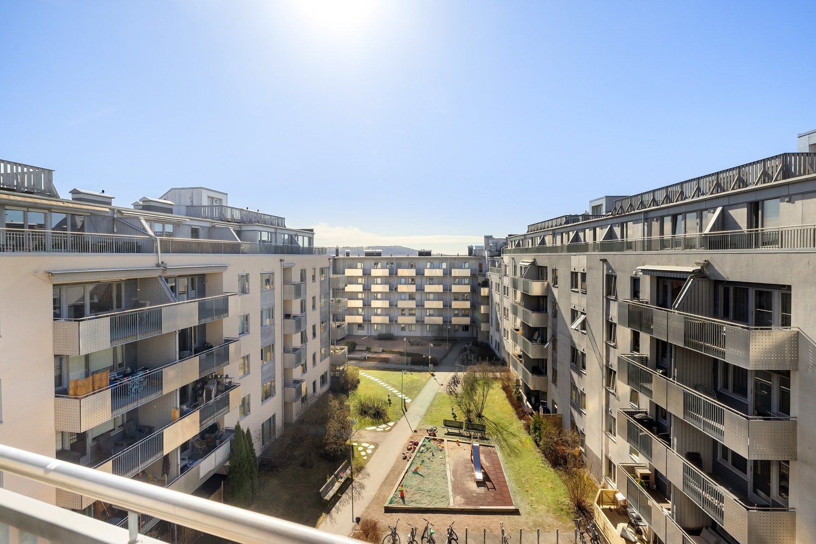 Boligen er skjermet fra bylivet da den vender i sin helhet mot hyggelig, stor og felles bakgård. Galleribilde