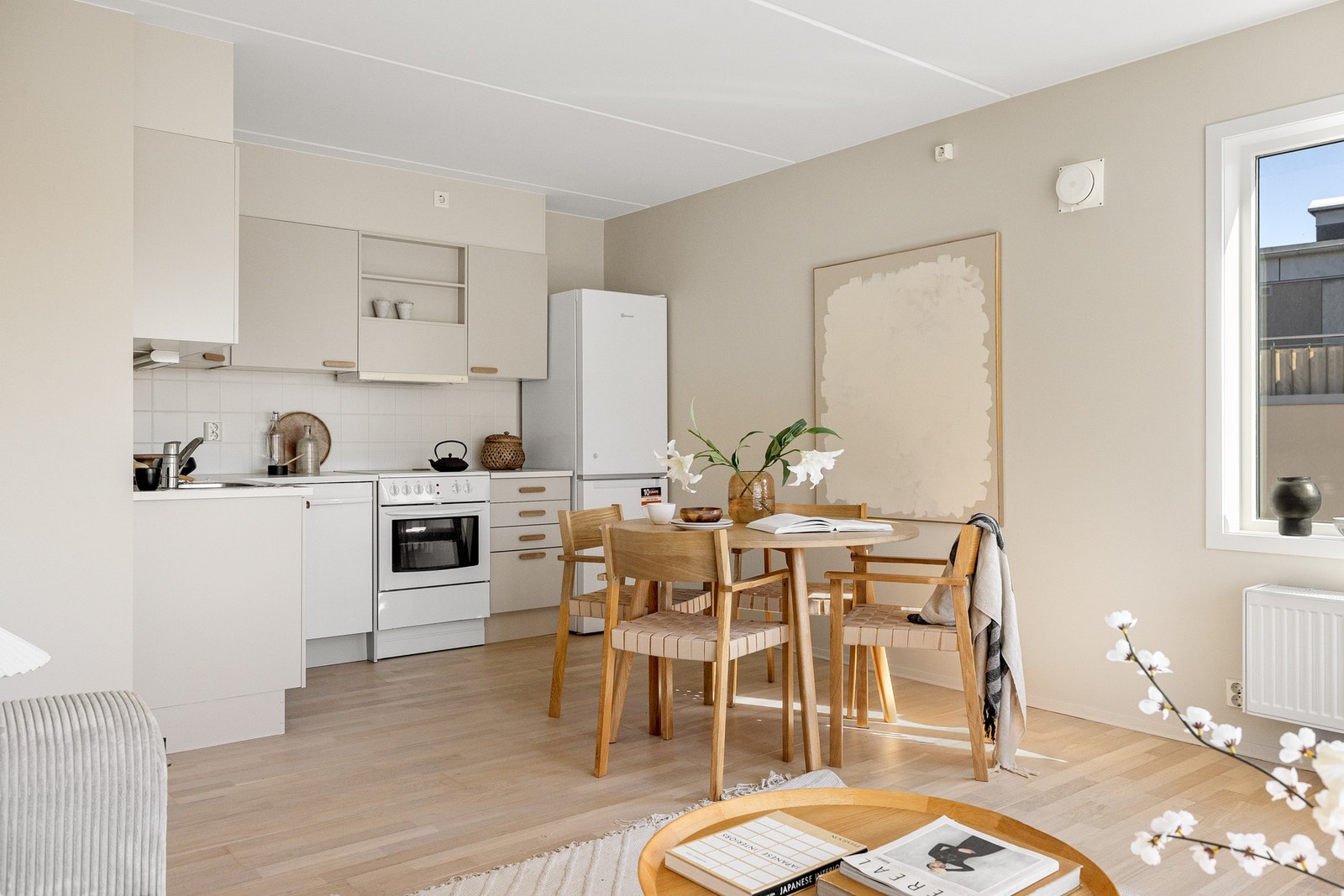 Åpen løsning mot kjøkkenet som skaper en sosial og moderne atmosfære. Galleribilde