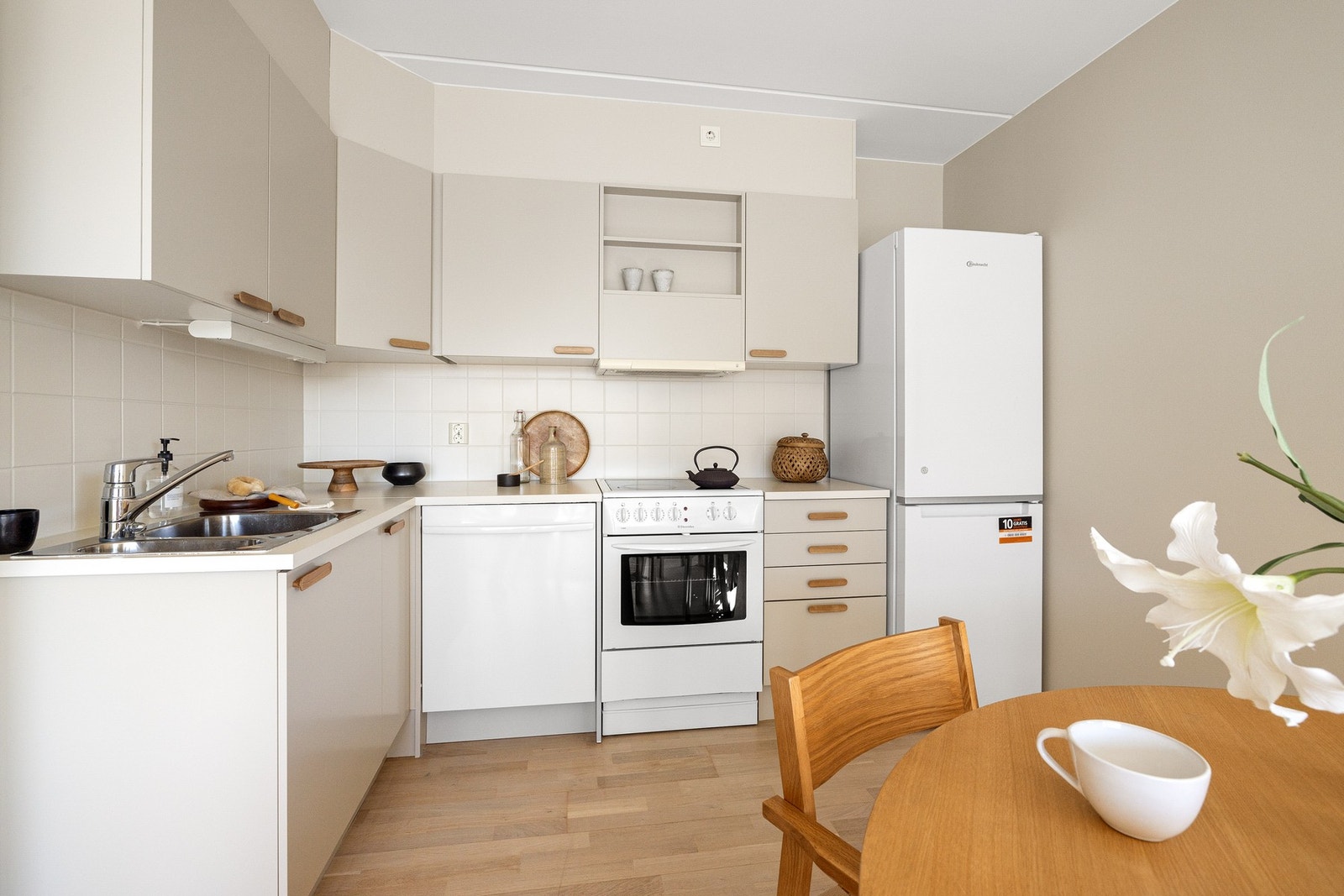 Kjøkkenet byr på godt med skap- og arbeidsplass. Galleribilde