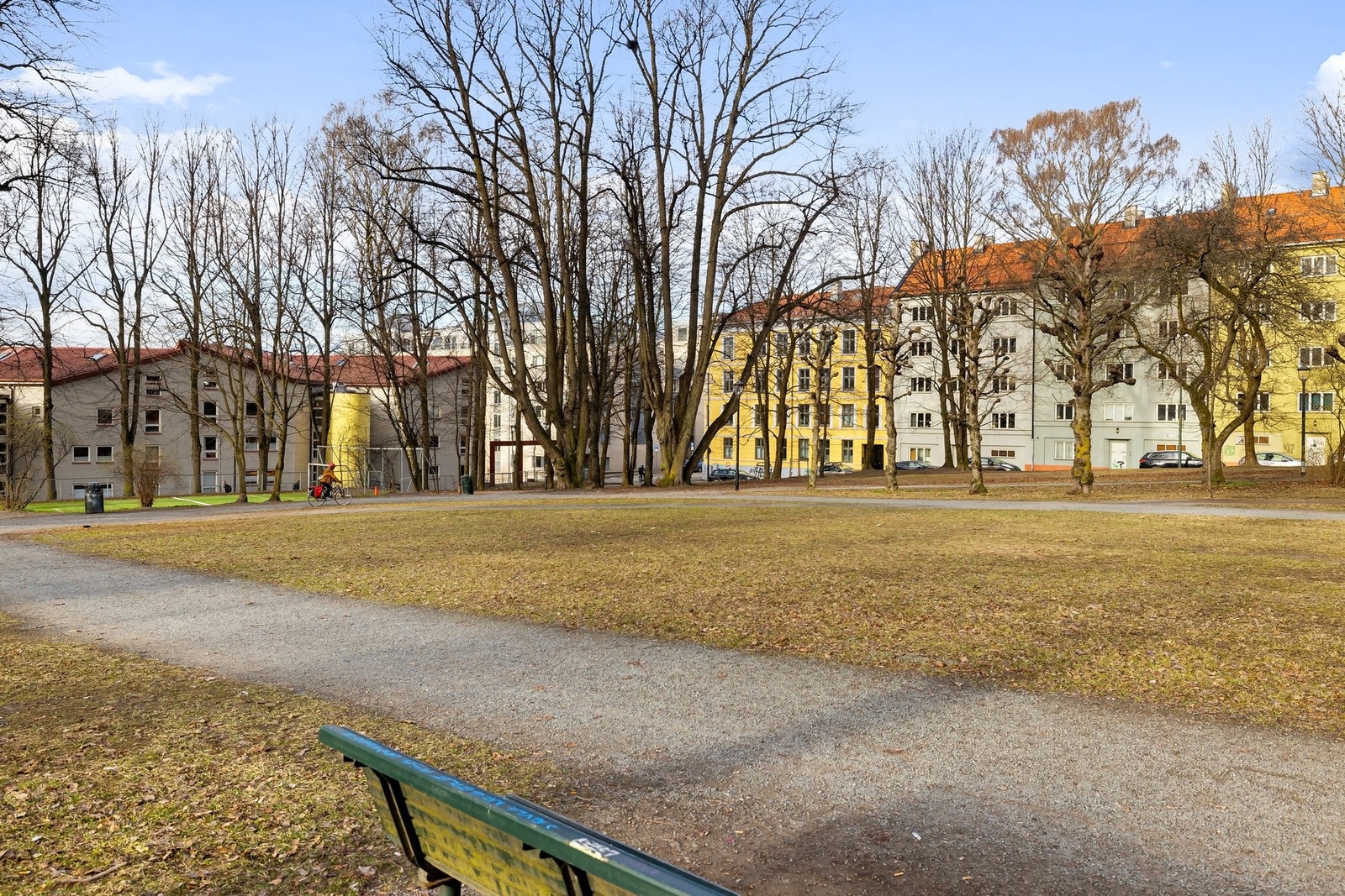 Det er flere flotte grønne parker og rekreasjonsområder i nærområdet. Avbildet er Hallénparken som ligger kun 100 meter fra boligen. Galleribilde