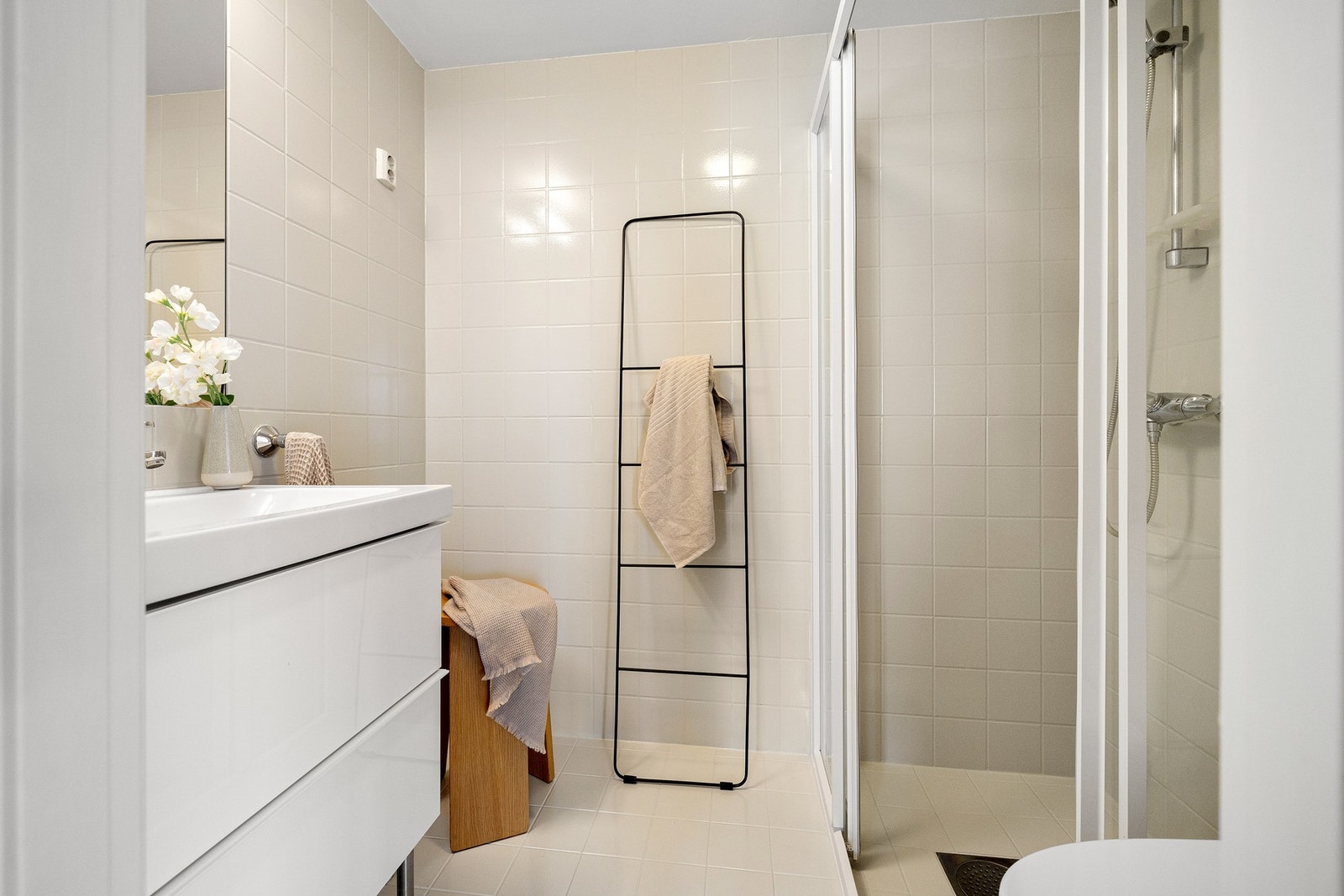 Baderommet er opprinnelig fra 2005, men ble overflateoppusset (malt fliser) i 2025. Galleribilde