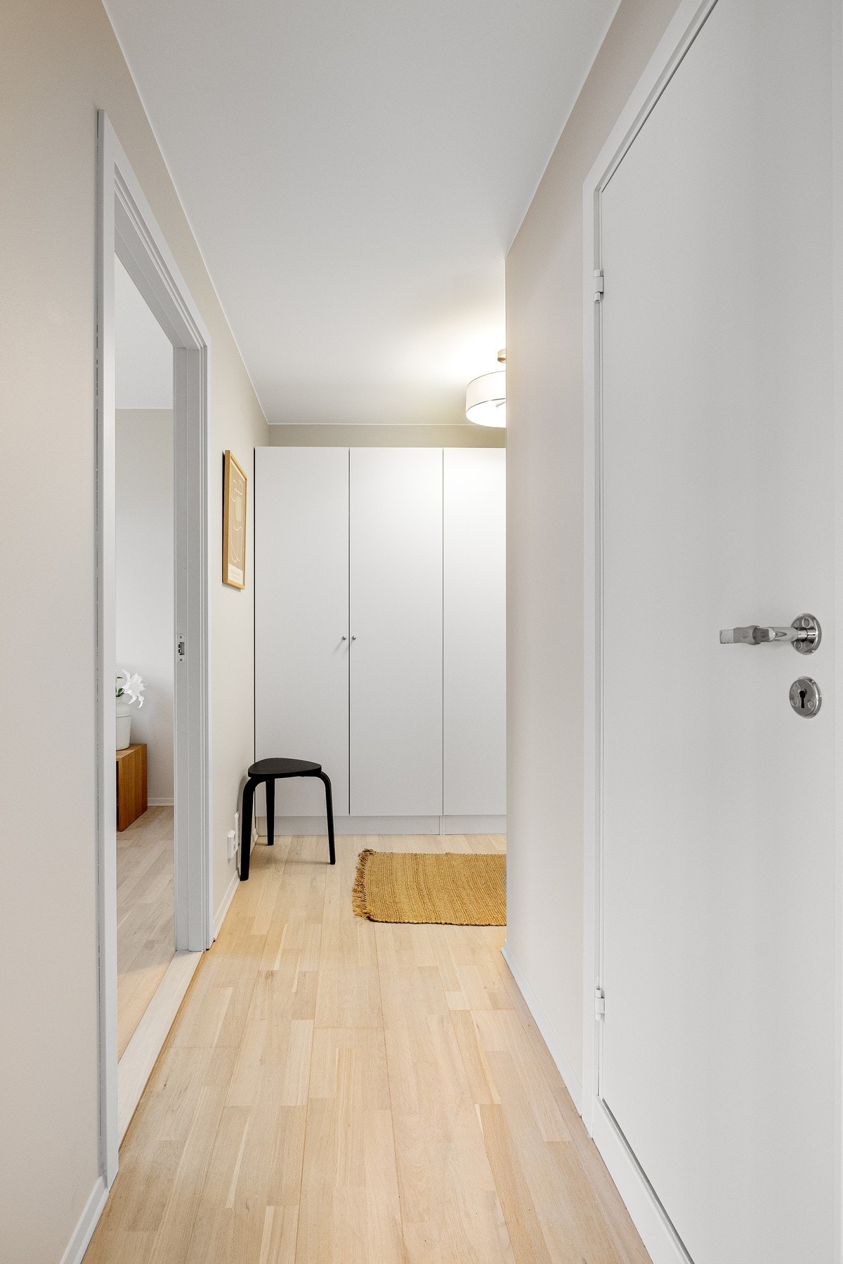 Entréen gir et svært godt førsteinntrykk, med gjennomgående flott parkett og lysmalte veggoverflater. Galleribilde