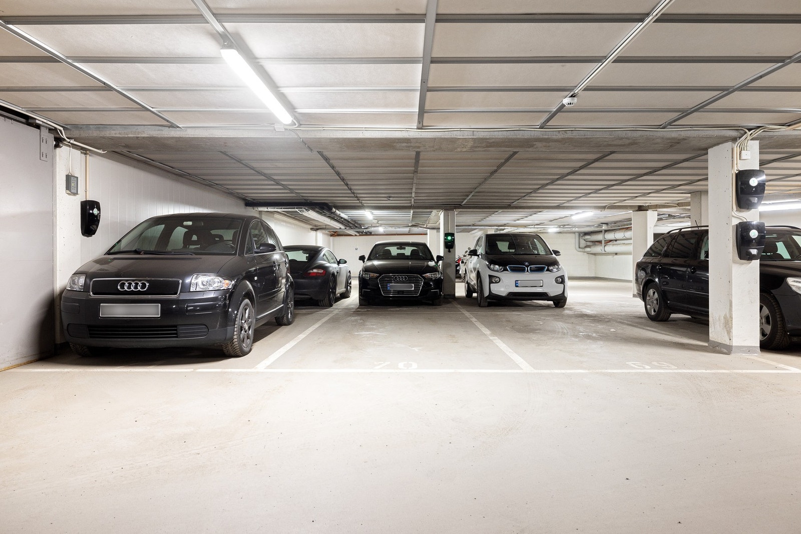 Leiligheten disponerer én garasjeplass, merket med nummer 70. Galleribilde