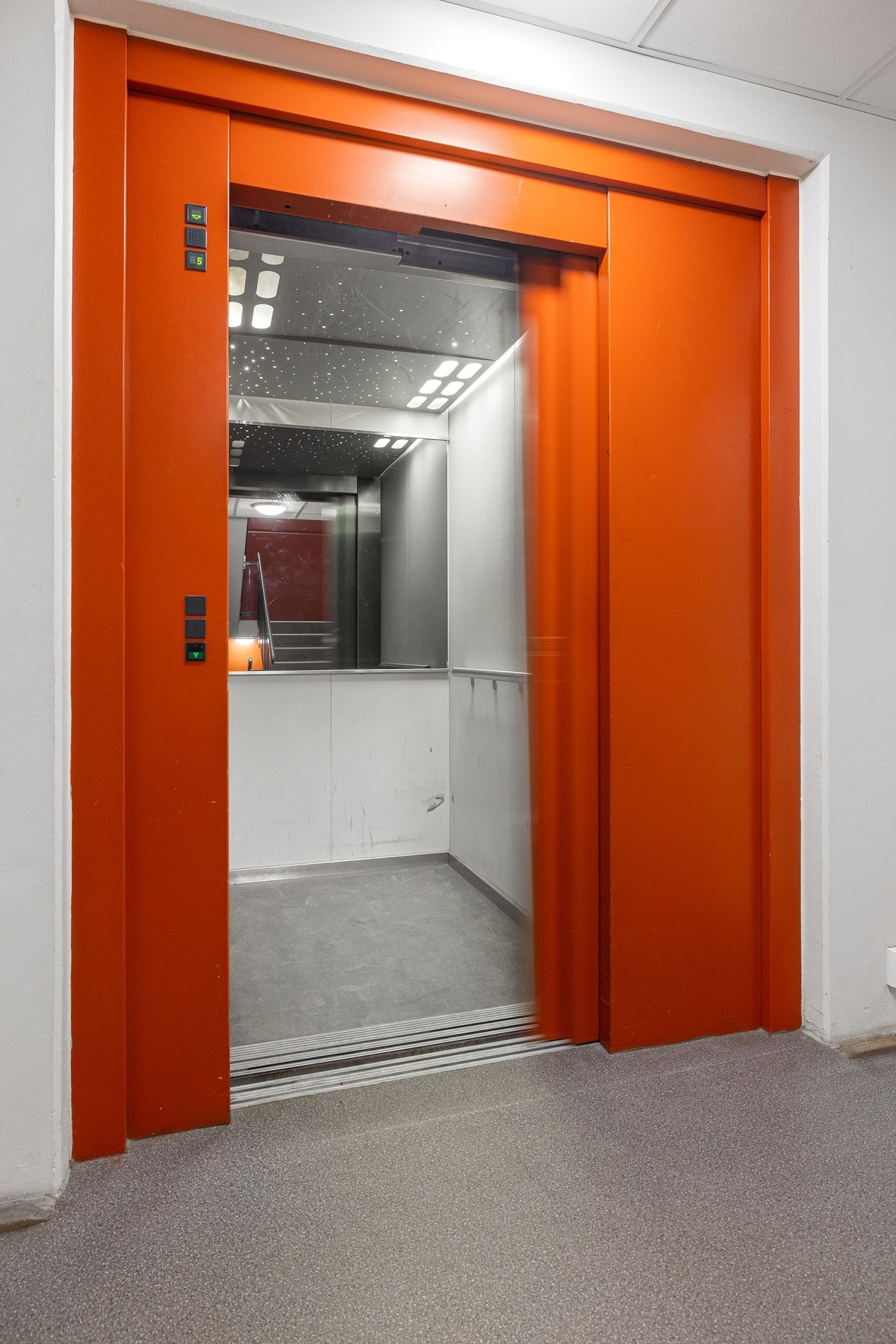 Boligen ligger fritt til i byggets 5. etasje, med heisadkomst direkte fra garasjeplan og helt opp til leiligheten - "easy living". Galleribilde