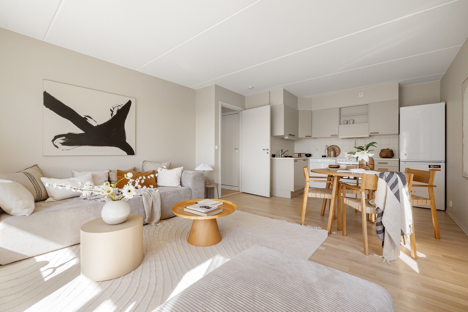 Den gjennomtenkte planløsningen gjør at man får svært mye ut av hver kvadratmeter, med god plass til både sofagruppe og en romslig spiseplass. Galleribilde