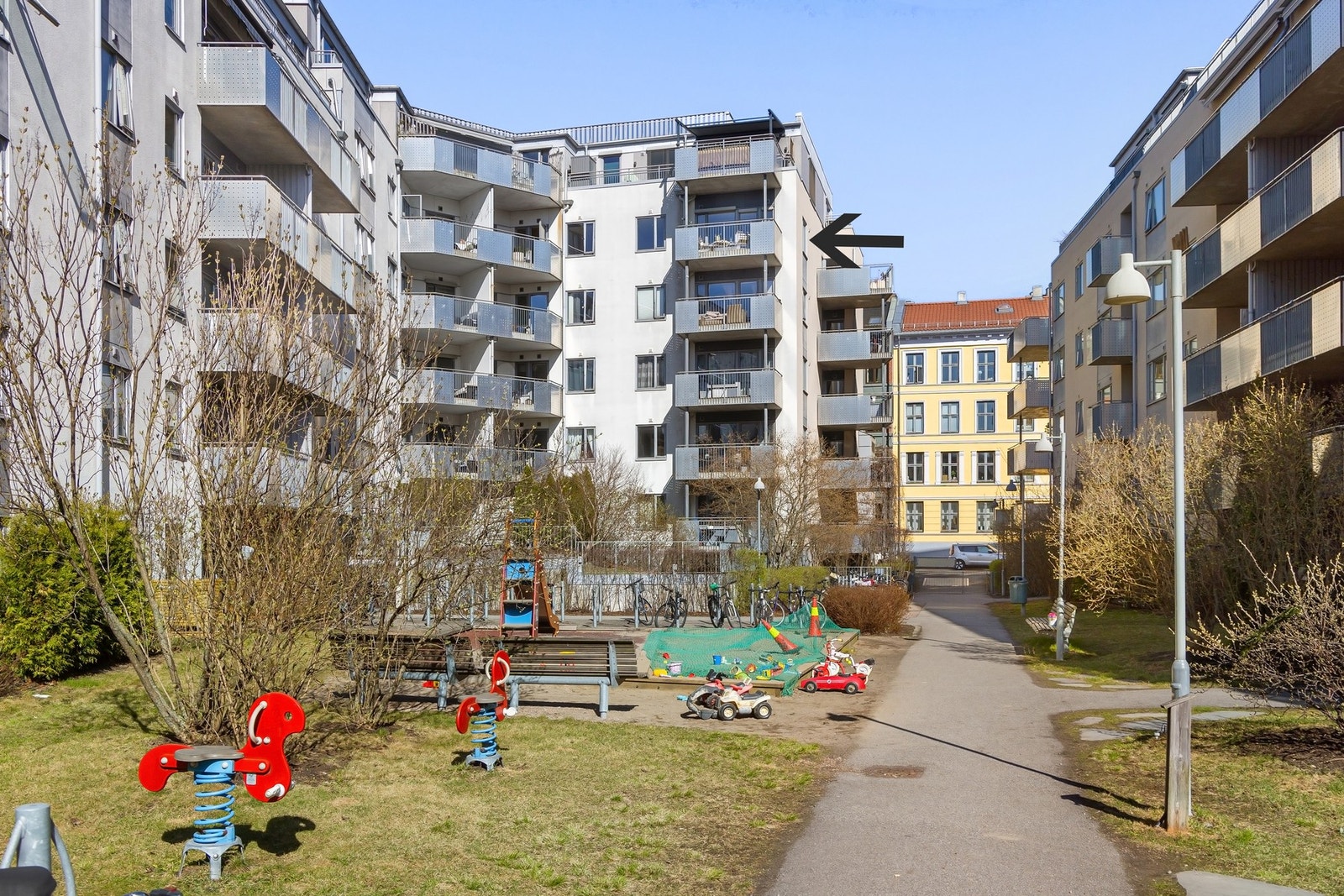 Leiligheten har en super beliggenhet i byggets 5. etasje med fritt utsyn over gårdsrommet. Galleribilde