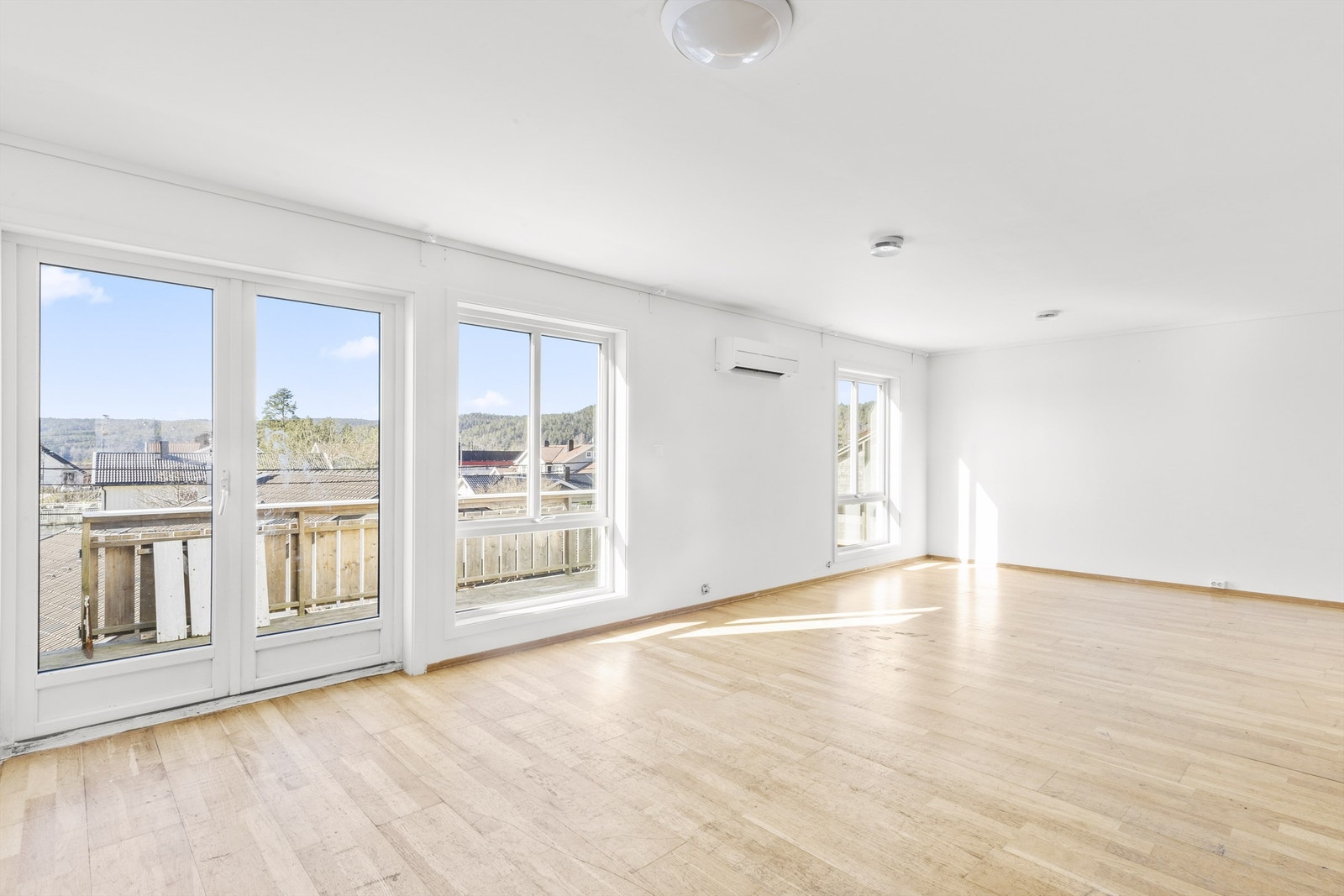 Stue, her har du godt med vinduer som slipper inn rikelig med lys Galleribilde