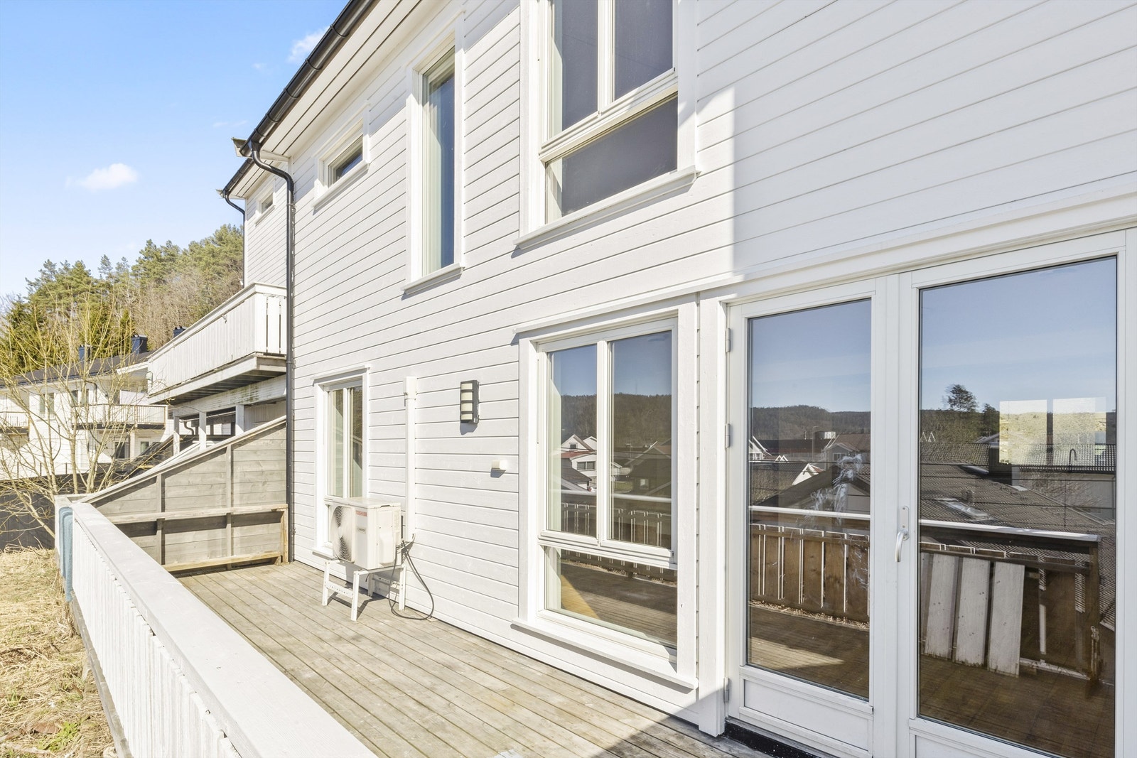 Meget solrik terrasse Galleribilde