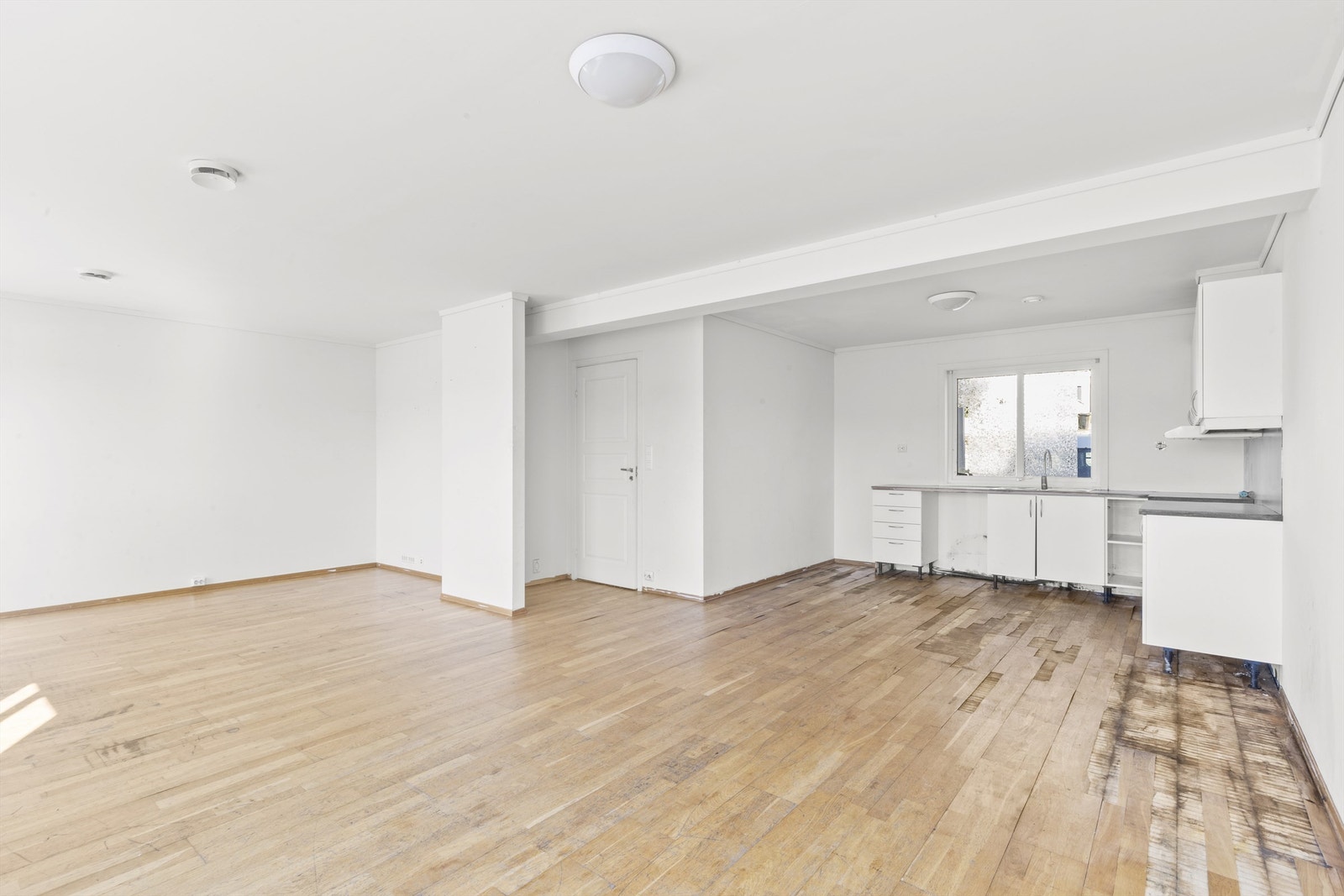 Åpen løsning til kjøkken. Galleribilde