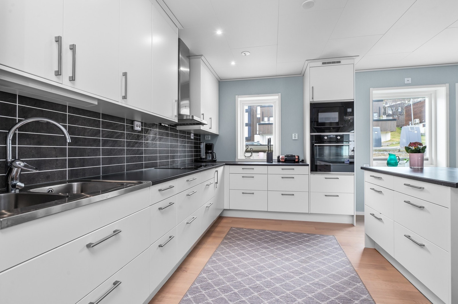 Kjøkkenet har rikelig med skap- og benkeplass samt en svært praktisk kjøkkenøy. Galleribilde