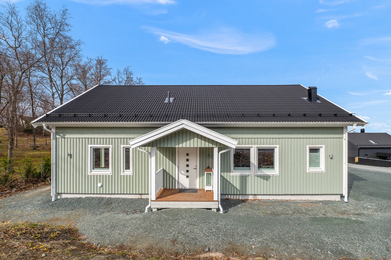 Velkommen til en flott enebolig oppført i 2023 i et flott og familievennlig område. Galleribilde