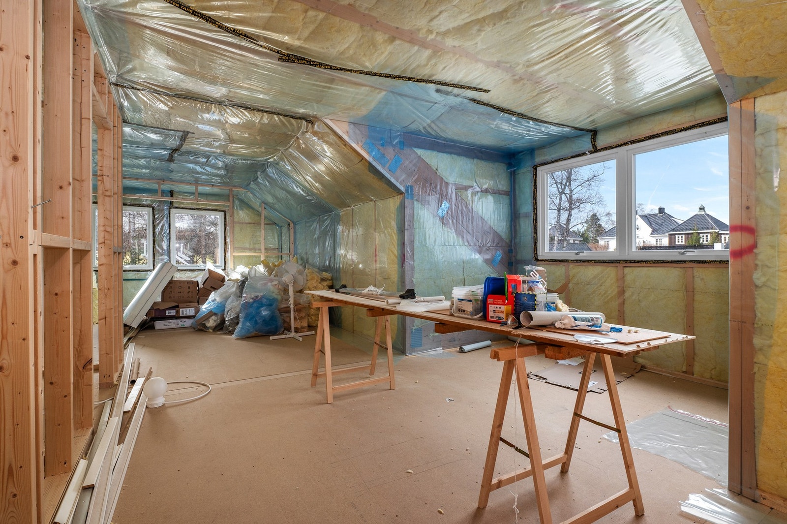 Loftetasjen er i dag uinnredet, men er isolert og ferdig plast på vegg. Galleribilde