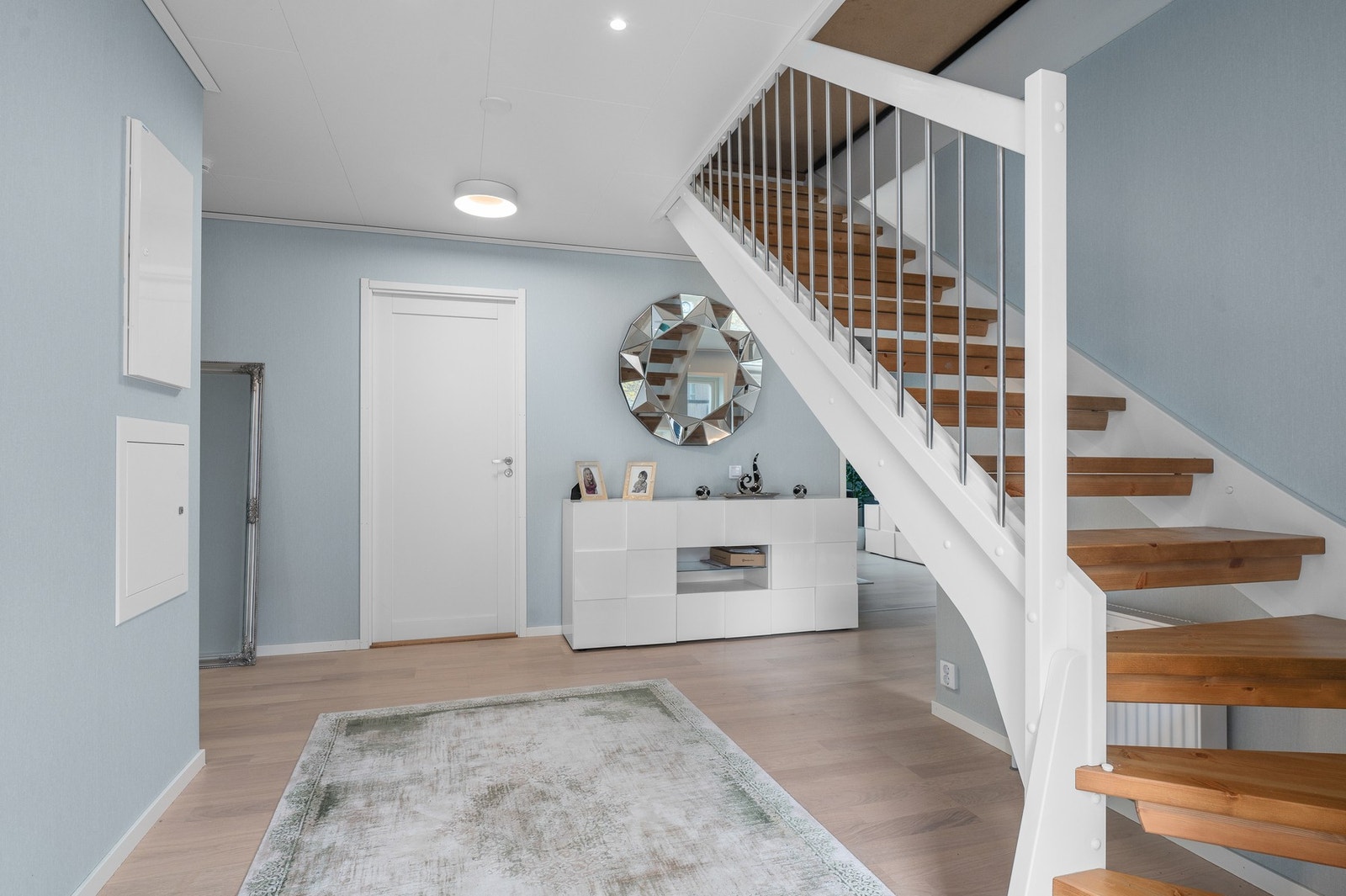 Her har du blant annet god plass til klesoppheng samt trapp opp til 2. etasje. Galleribilde