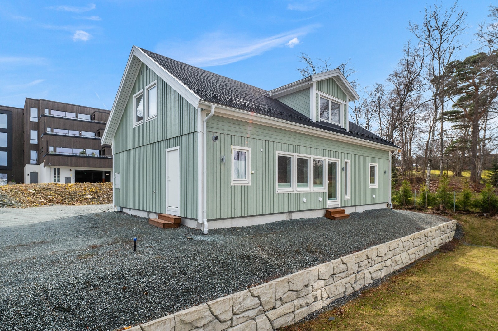 Eiendommen er av svært god standard og har et uinnredet loft som byr på flotte muligheter. Galleribilde