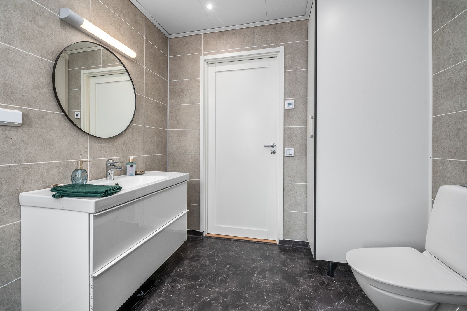 Av utstyr finner du blant annet wc, innfellbare dusjdører og håndkletørker. Galleribilde