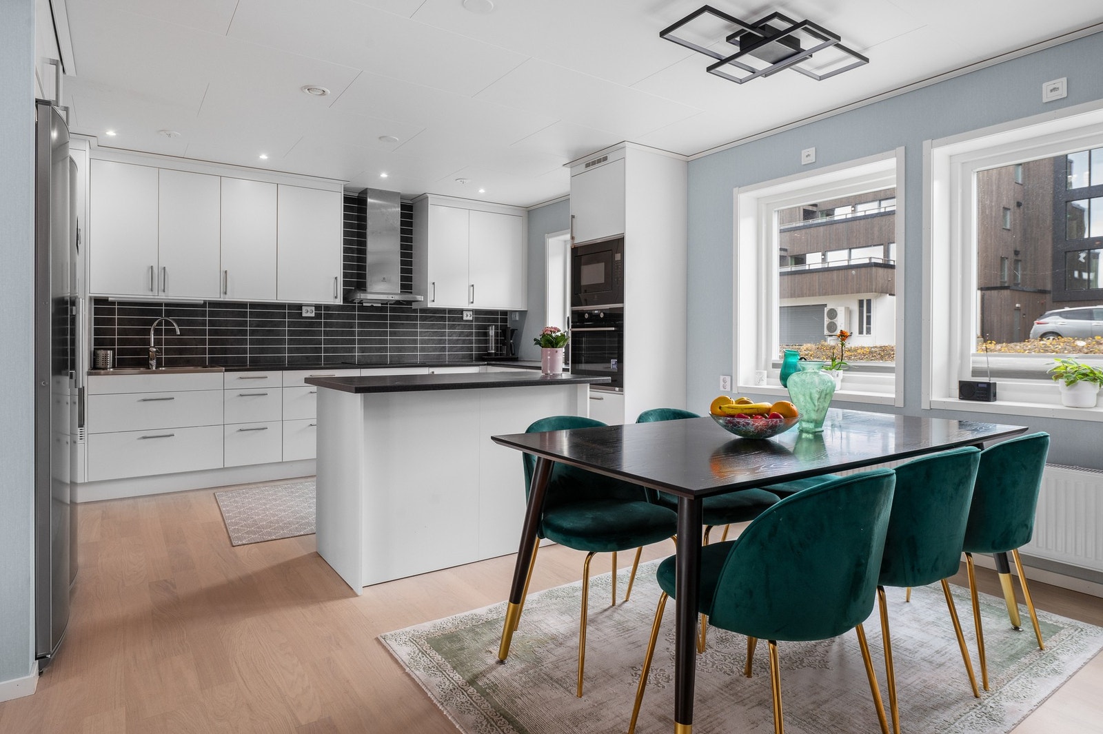 Stort og moderne kjøkken med spisestue på 23 kvm. Galleribilde