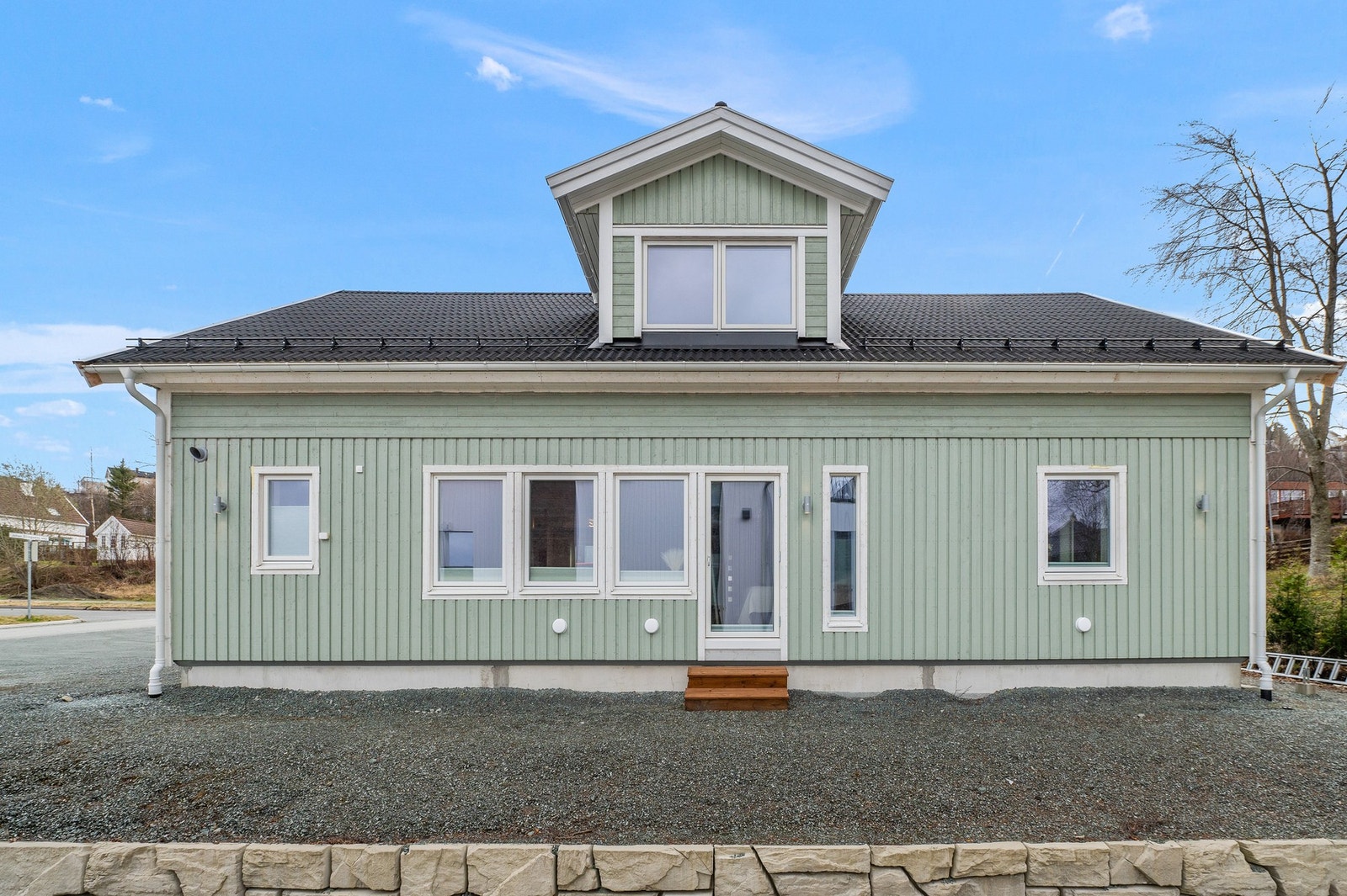 Boligen befinner seg i et rolig og familievennlig område med kort vei ned til fjorden. Galleribilde