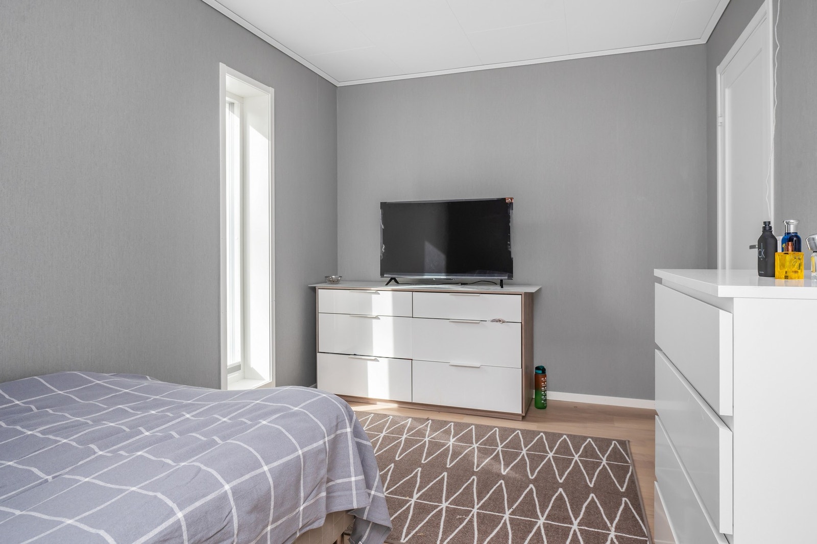 Alle soverommene har god plass til både stor seng og garderobeskap. Galleribilde