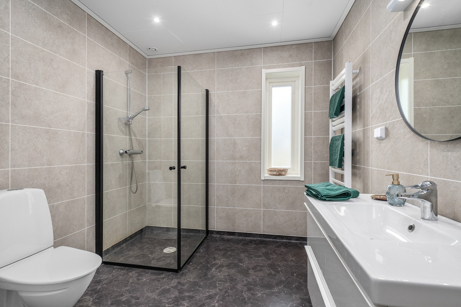 Stilrent bad i moderne utførelse på 6,5 kvm. Galleribilde