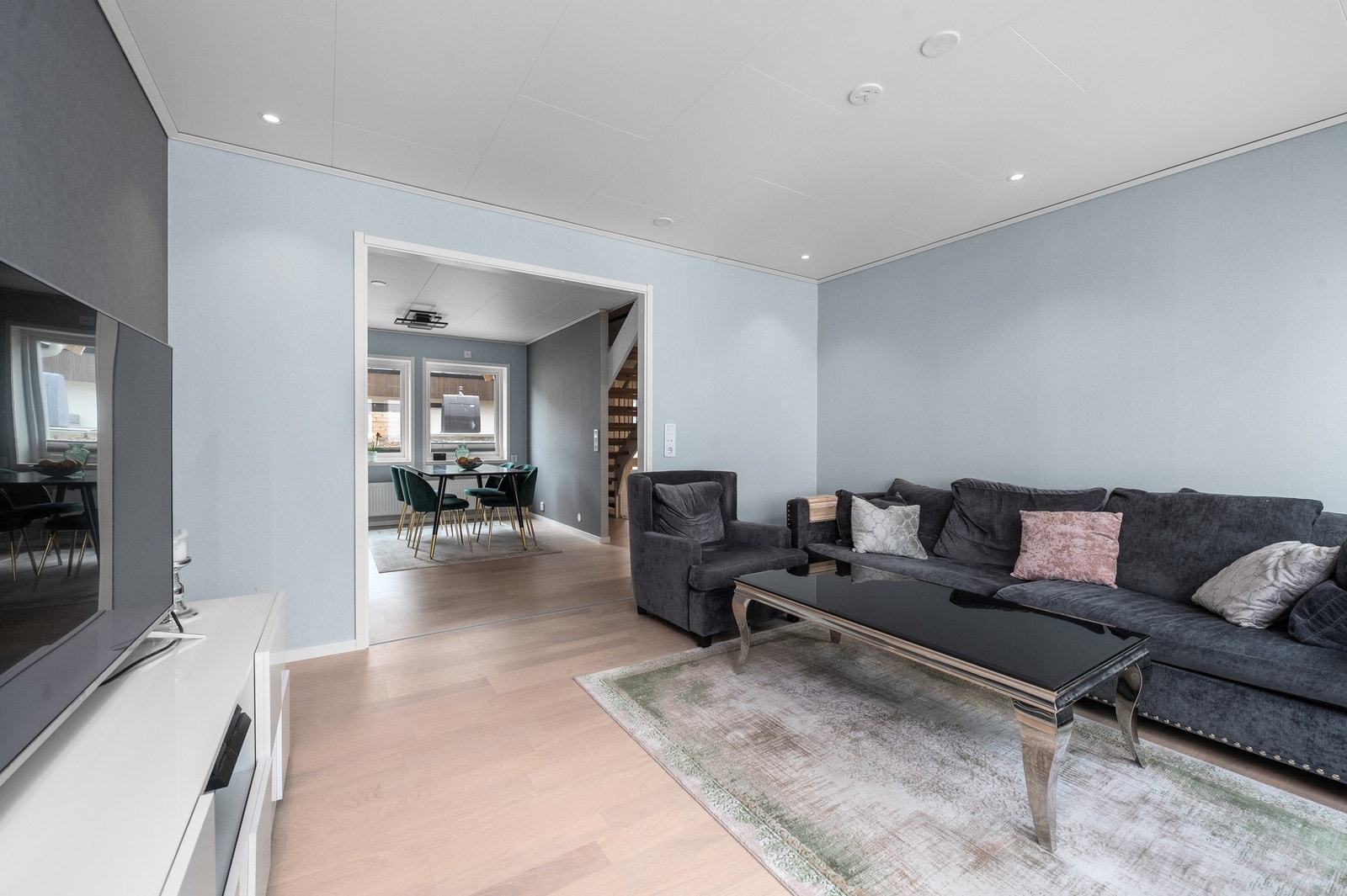 BOligen har en svært praktisk og god planløsning som knytter stue/kjøkken sømløst sammen. Galleribilde