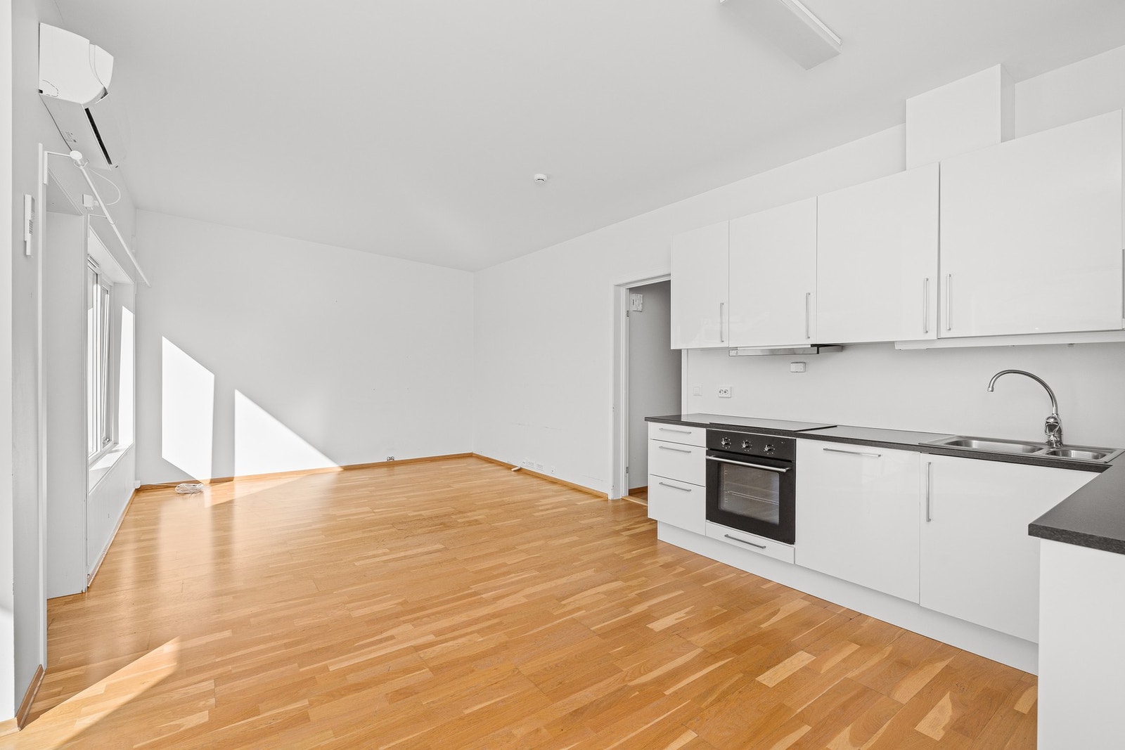 Romslig kjøkken/stue Galleribilde
