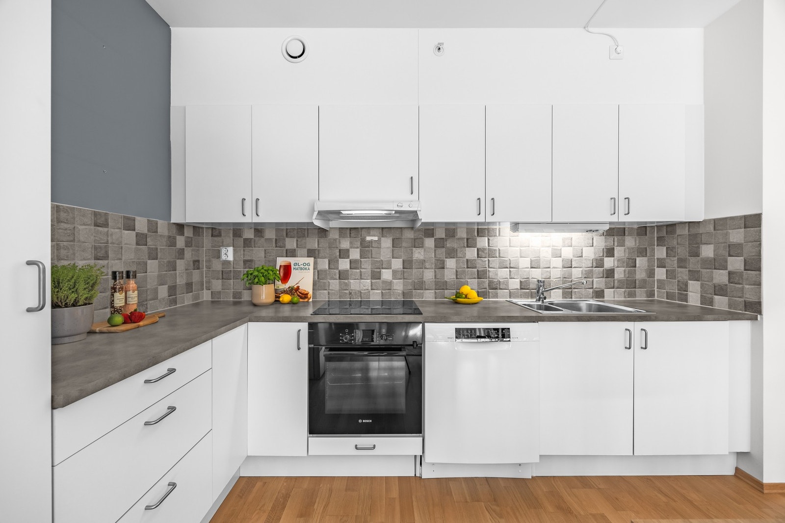 Her har du både godt med arbeidsbenk og oppbevaringsplass. Galleribilde