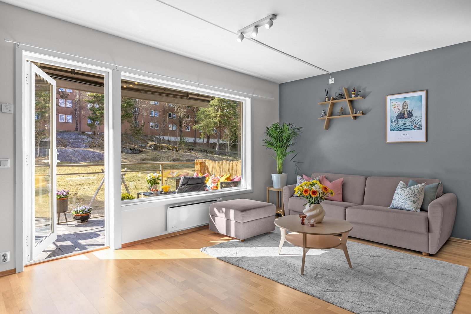 Vi går inn igjen. Stuen er lys og luftig, og har takhøyde på 2,59 meter. Galleribilde